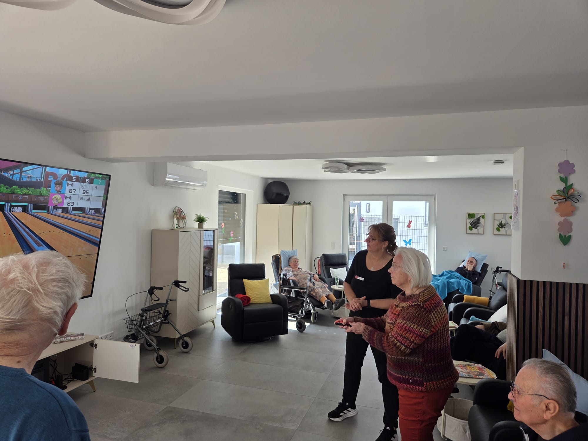 Gäste spielen gemeinsam Wii-Bowling