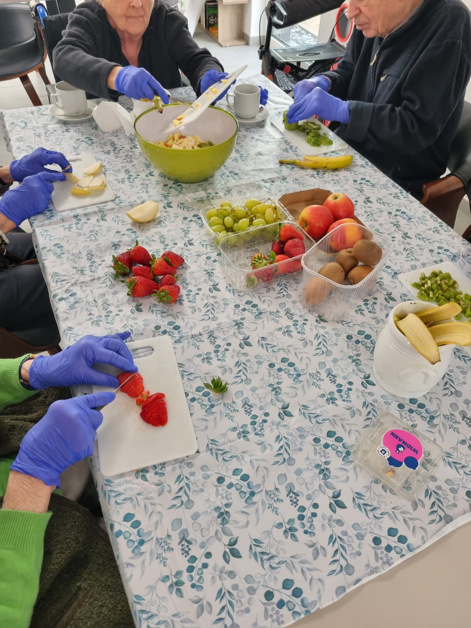 Gemeinsames Kochen und Essen in der Tagespflege