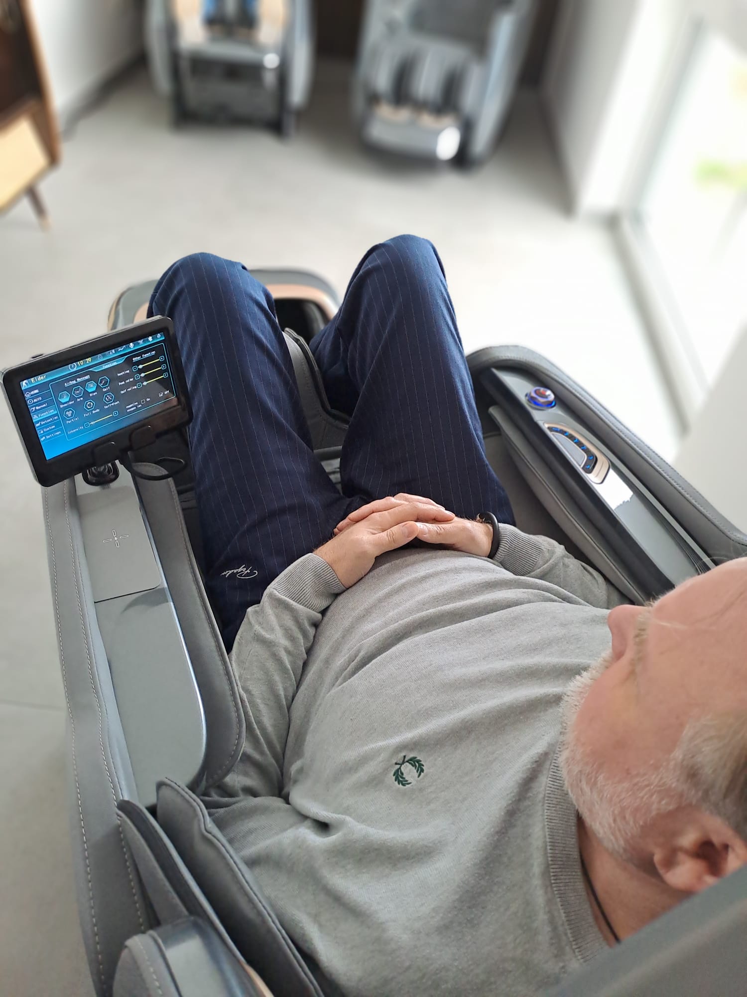Moderner Massagesessel im Entspannungsraum