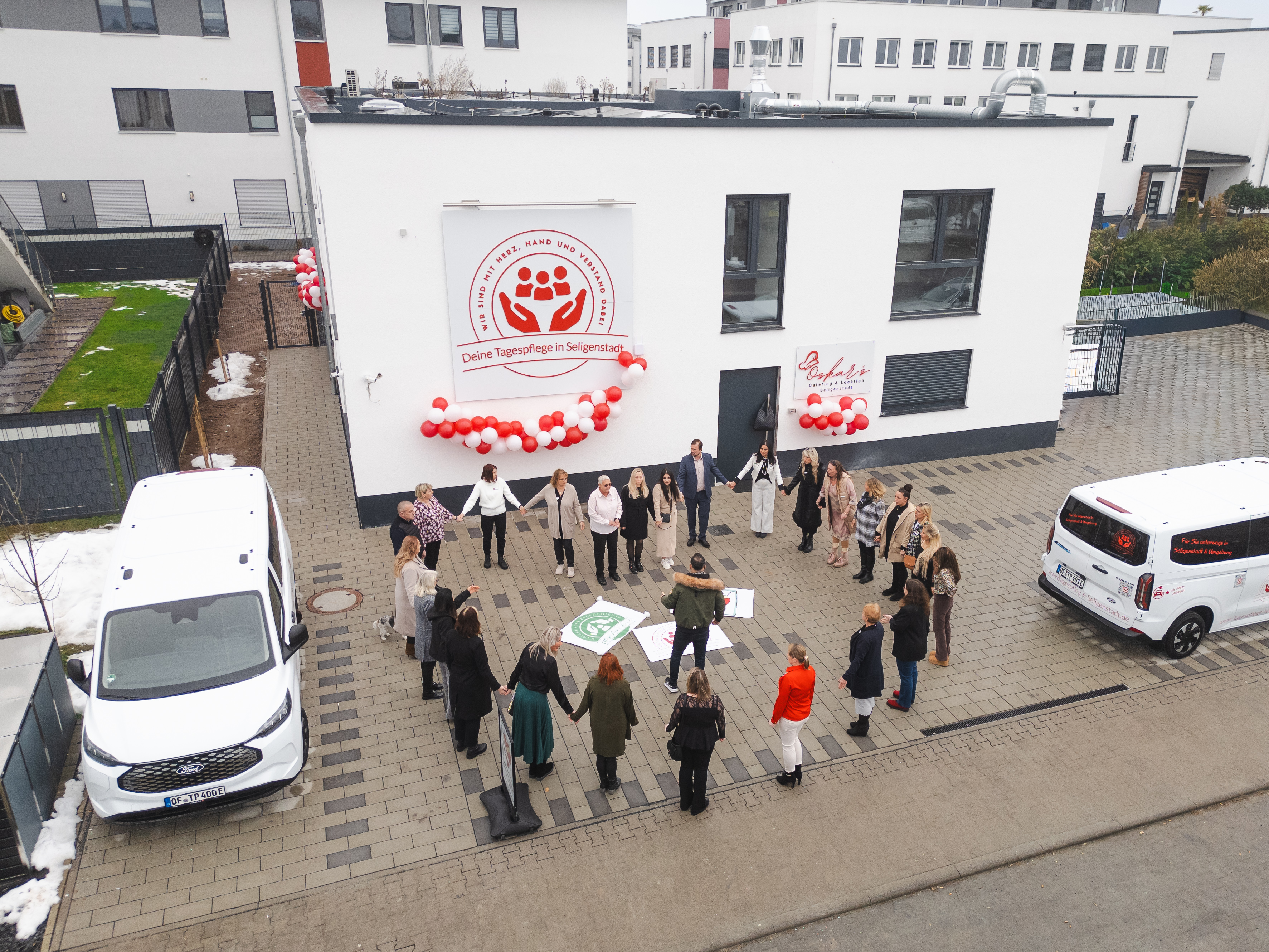 Eröffnungsfeier, Team vor dem Gebäude